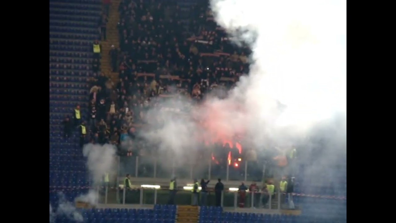 Roma - Palermo 2008/2009 - ultras Palermo in trasferta - sciarpata e fumogeno - settore ospiti