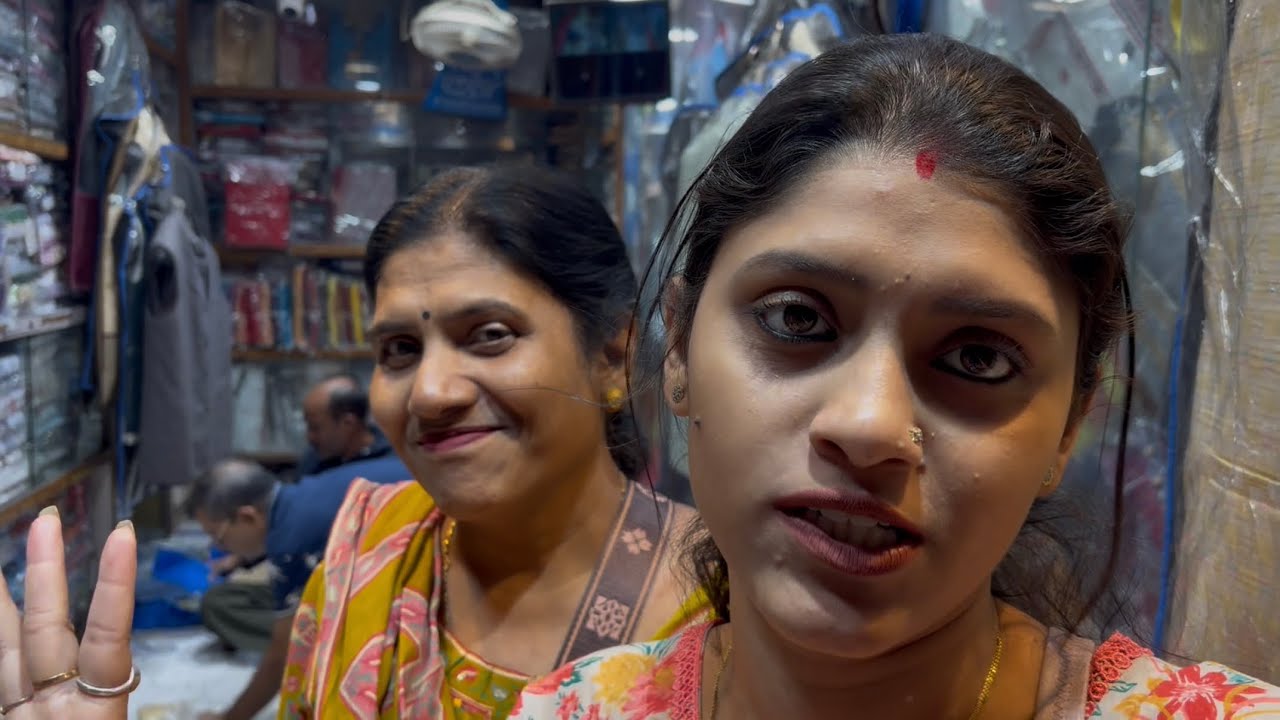 গৃহপ্রবেশ উপলক্ষে দুই মায়ের জন্য শাড়ি কিনতে গেলাম