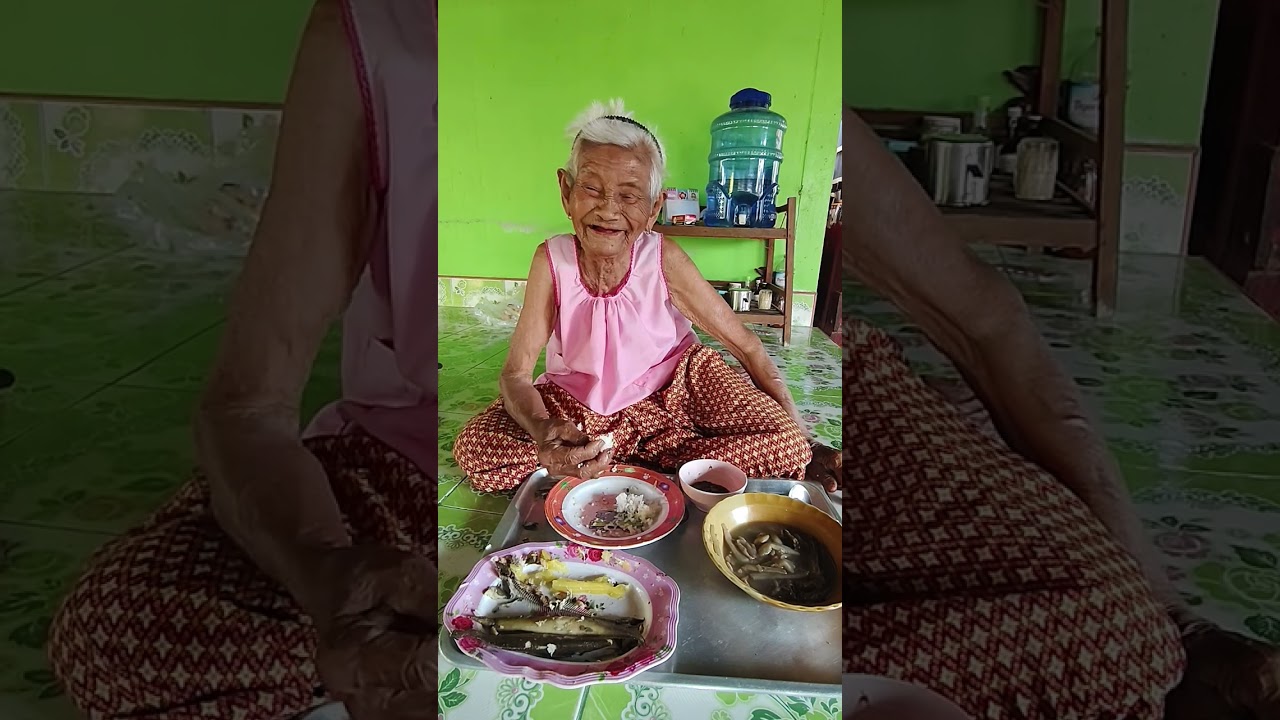 คุณยายกินข้าวกับนึ่งปลาหลด  #buapan #thaifood  #นึ่งปลาหลด