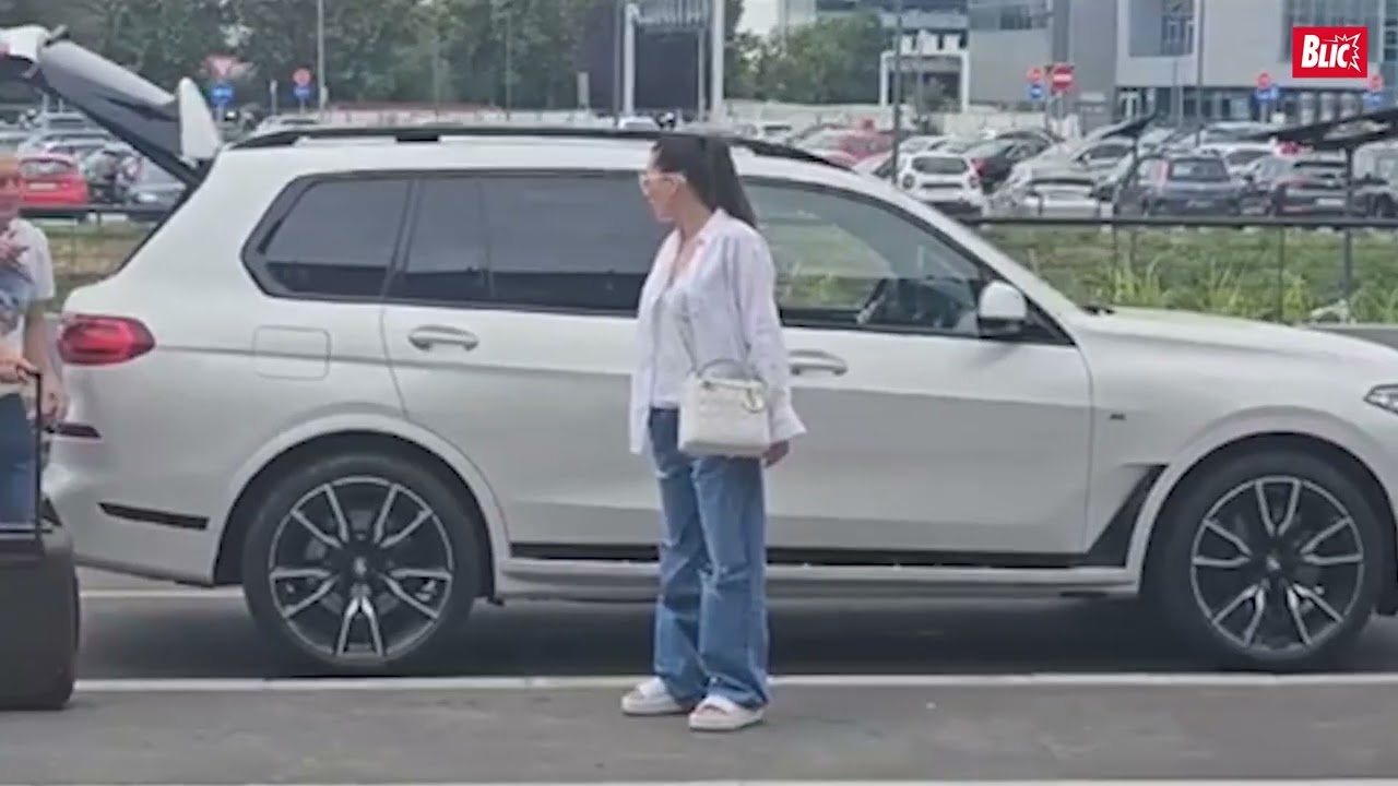 CECA U PAPUČAMA &Scaron;ETA AERODROMOM &Scaron;iroki džins, raskopčana ko&scaron;ulja i pokupljena kosa - SVI SE OKREĆU