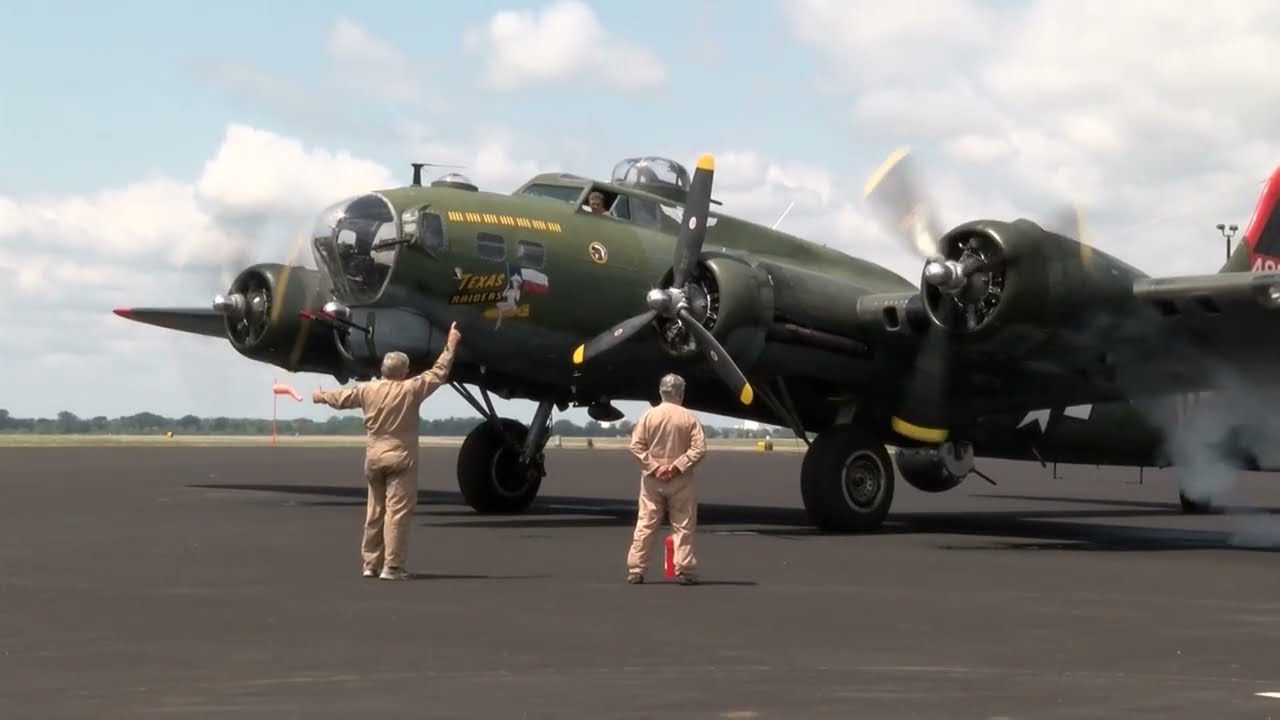 Запуск двигателя бомбардировщика Flying Fortress B-17.