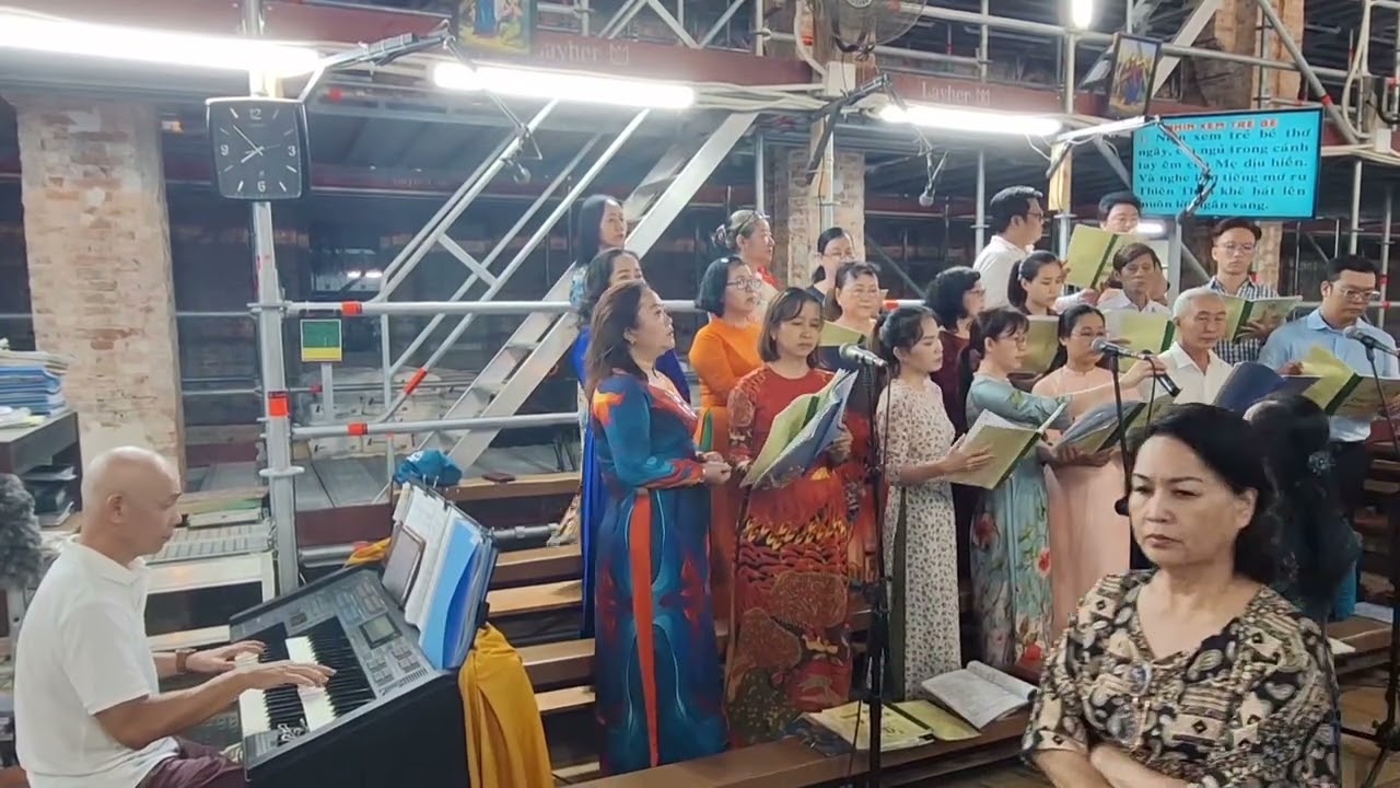 Trẻ Thơ Của Dân Nghèo - Đó Là Ai? &  Nhìn Xem Trẻ Bé - Ca Đoàn Mẹ Lên Trời Giáo Xứ Gia Định.