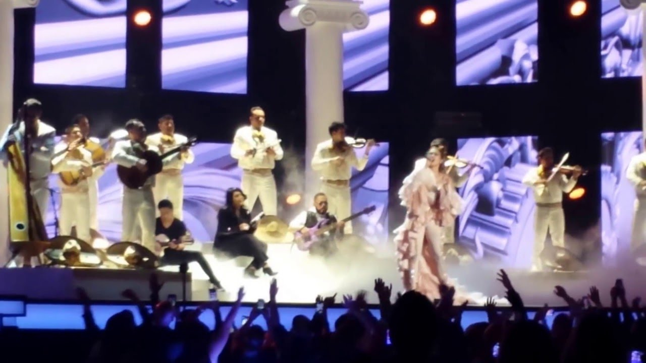 Jennifer Lopez y los Dinos | Selena Tribute