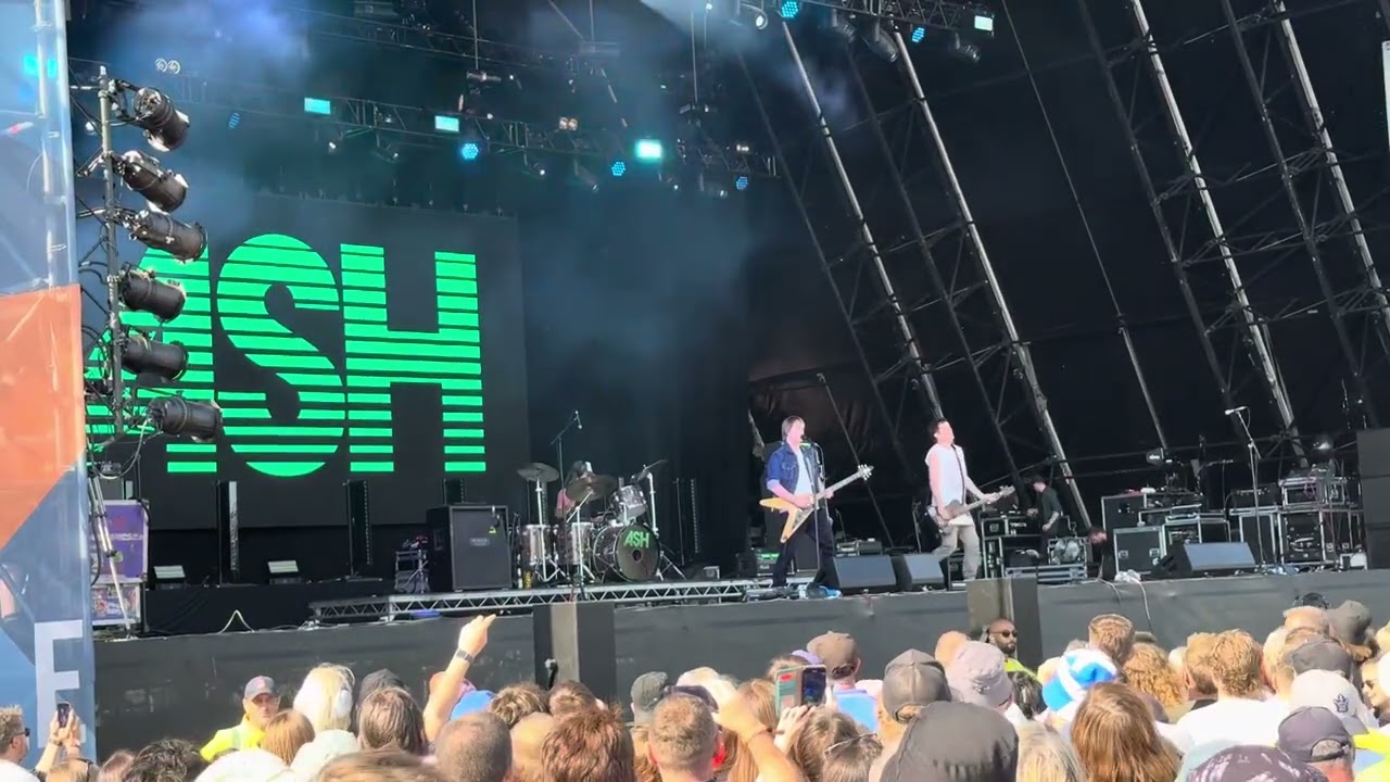 Ash @ Victorious Festival 22.08.25 - A Life Less Ordinary