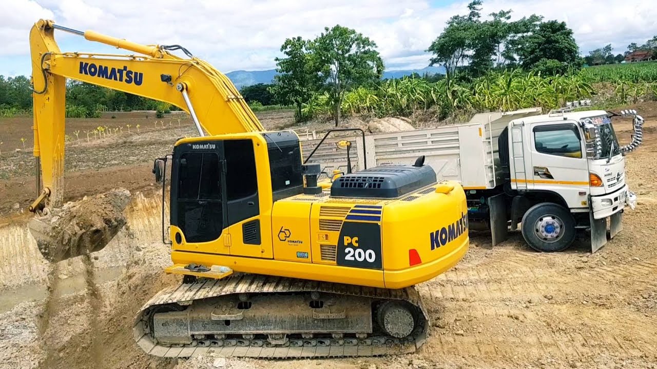 เสียงเน้นๆทุกช็อต 🤩🤩🤩 แบคโฮ KOMATSU PC200-8 M0 ขุดสระ ตักดินใส่รถพ่วงงานแข่งกับฝนอีกแล้วพี่น้อง