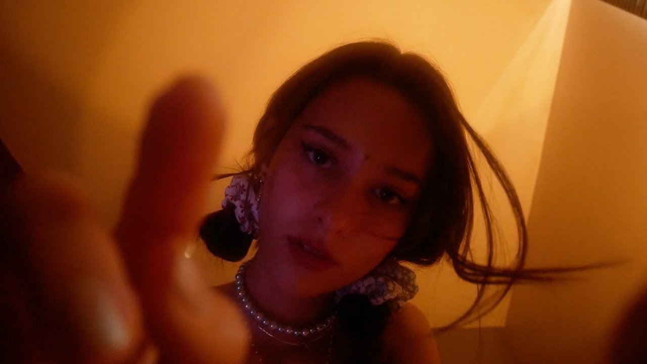 ASMR - Tu es l'iPhone volé par une copine jalouse (visuels, chuchotements)