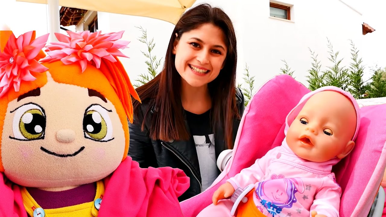 Ayşe Gül'e yeni kıyafet giydirip kafe’ye gidiyor