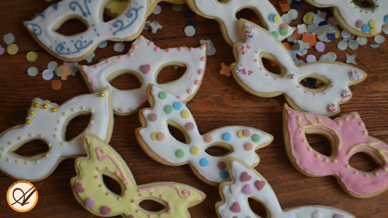 Mascherine di carnevale di pasta frolla decorate con ghiaccia reale