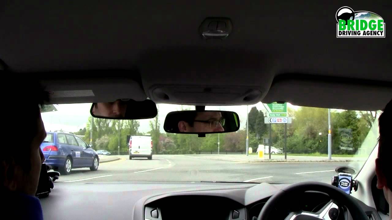 Pratique des rond-points au Royaume-Uni