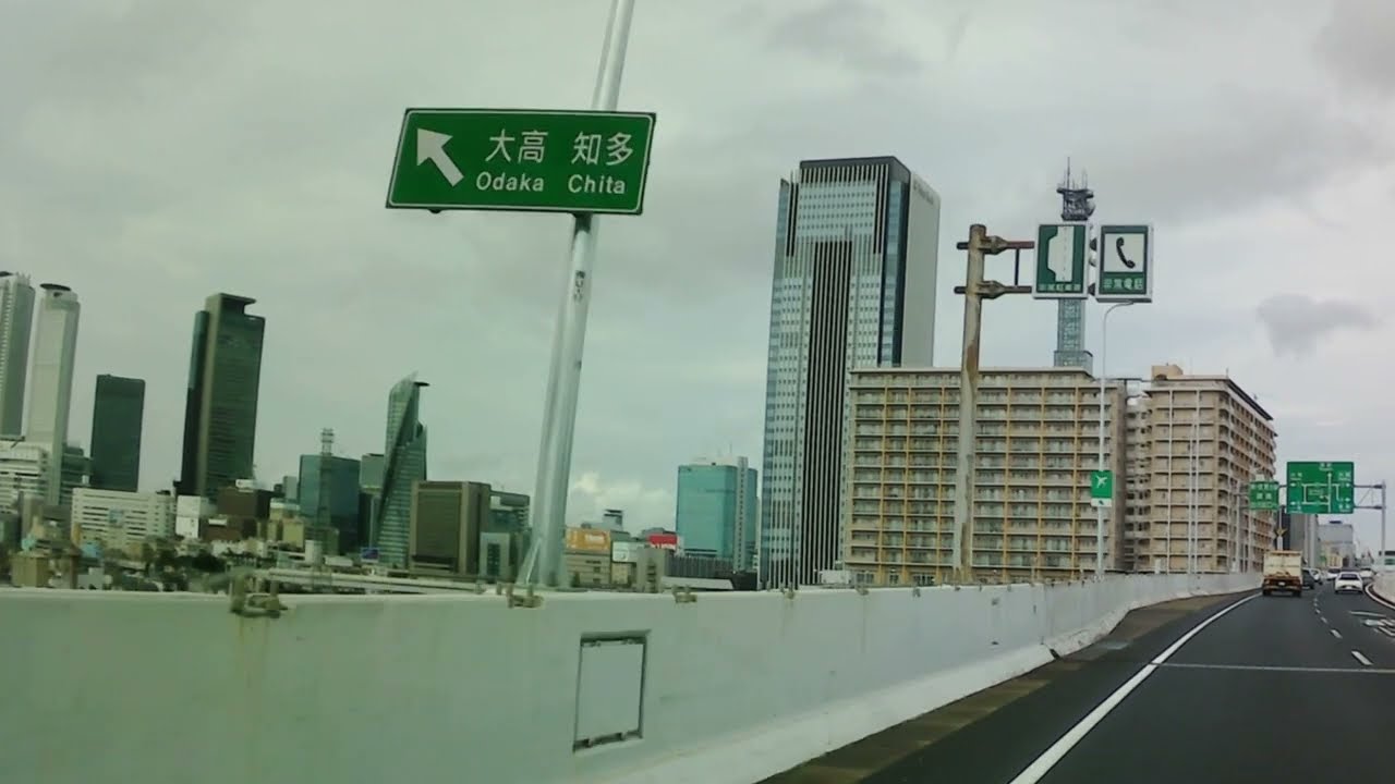 高速道路から見た名古屋の高層ビル