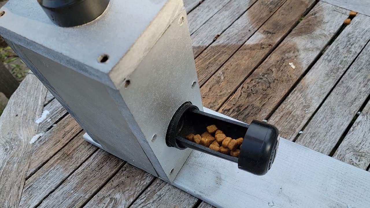 GISH Item 104 Crow Snack Machine