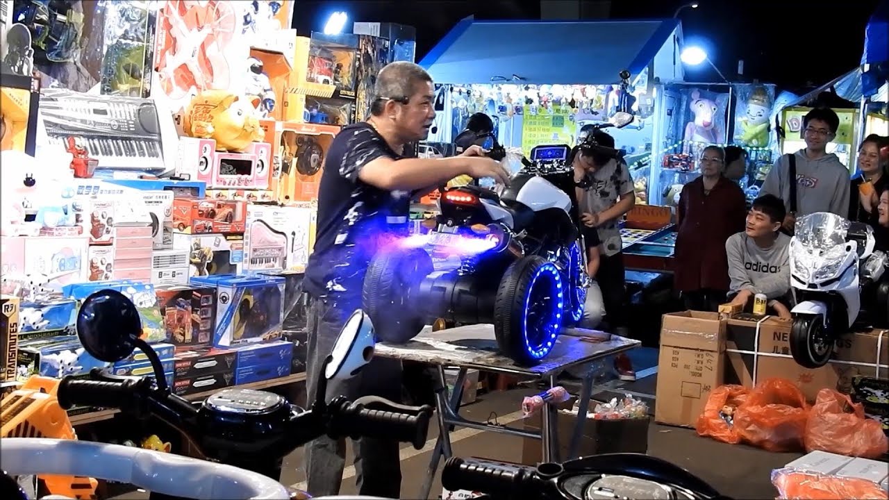太原夜市叫賣哥- 玩具重機加汽油就爆炸!!!  超好笑!!!(5)