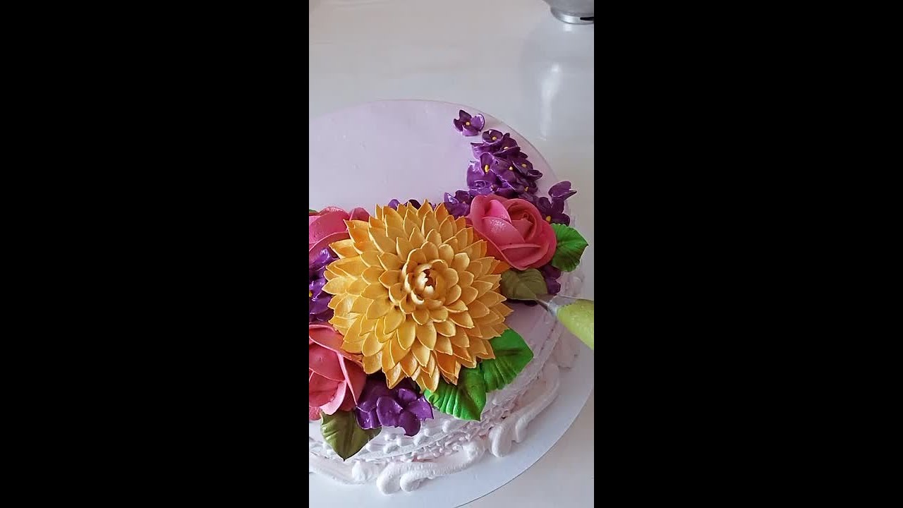 Как красиво украсить торт белковым кремом и цветами из крема