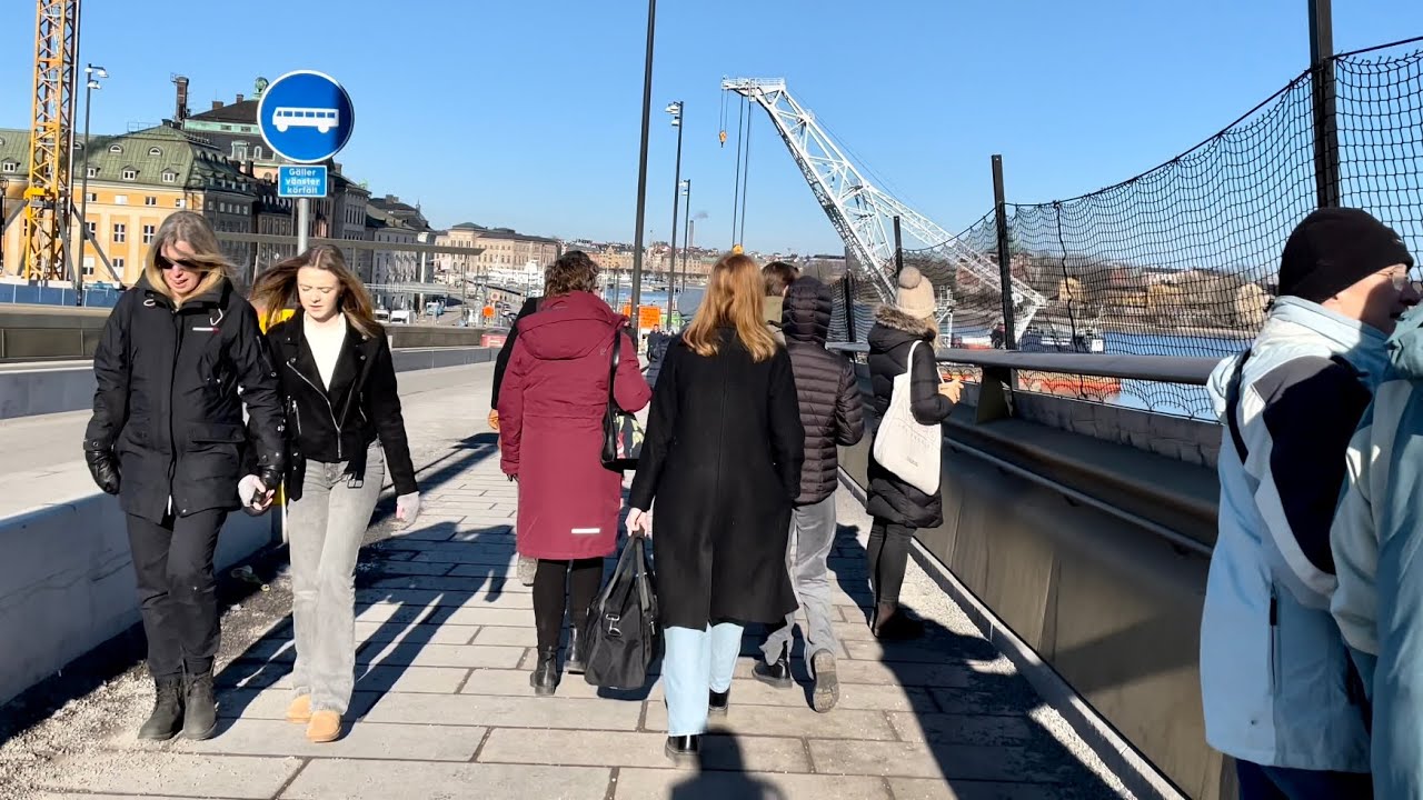 Stockholm Walks: Slussen - Narvavägen. From busy Södermalm we take a boat to Djurgården, and walk on