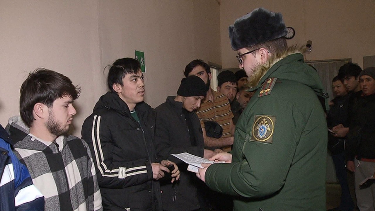 В Москве военные следователи СК России при силовой поддержке бойцов Росгвардии нагрянули в хостел