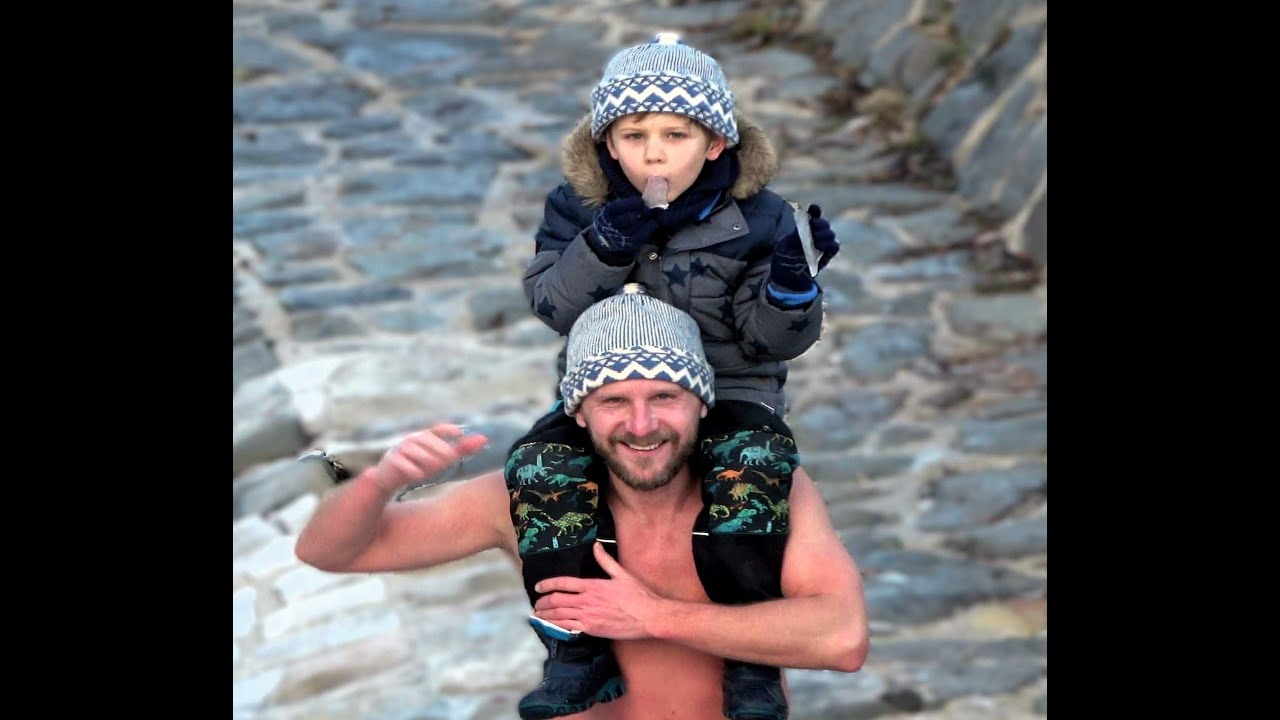 Otužilci si  užívali v ledové Bečvě  ( Vsetín 30. Prosinec 2024 )