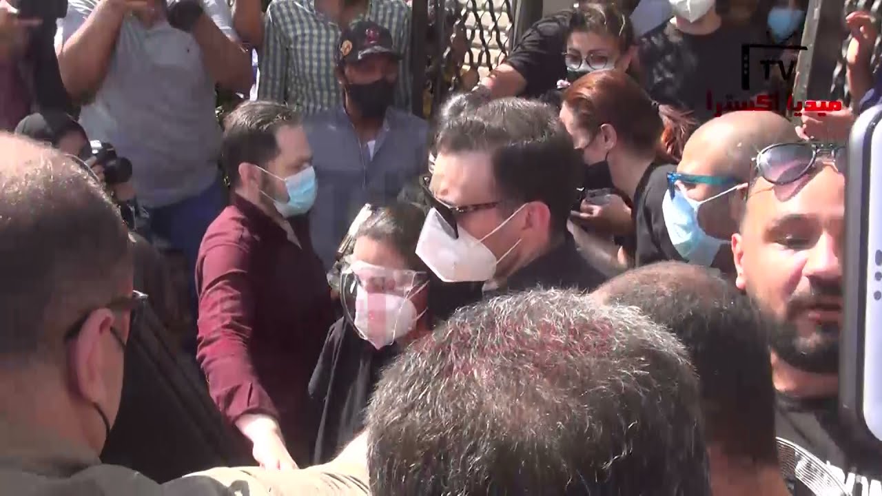 لحظة خروج دنيا وإيمى سمير غانم وسط خوف وحزن شديد بعد دفن أبيهم وزحام من الجمهور.. شوفوا اية اللى حصل