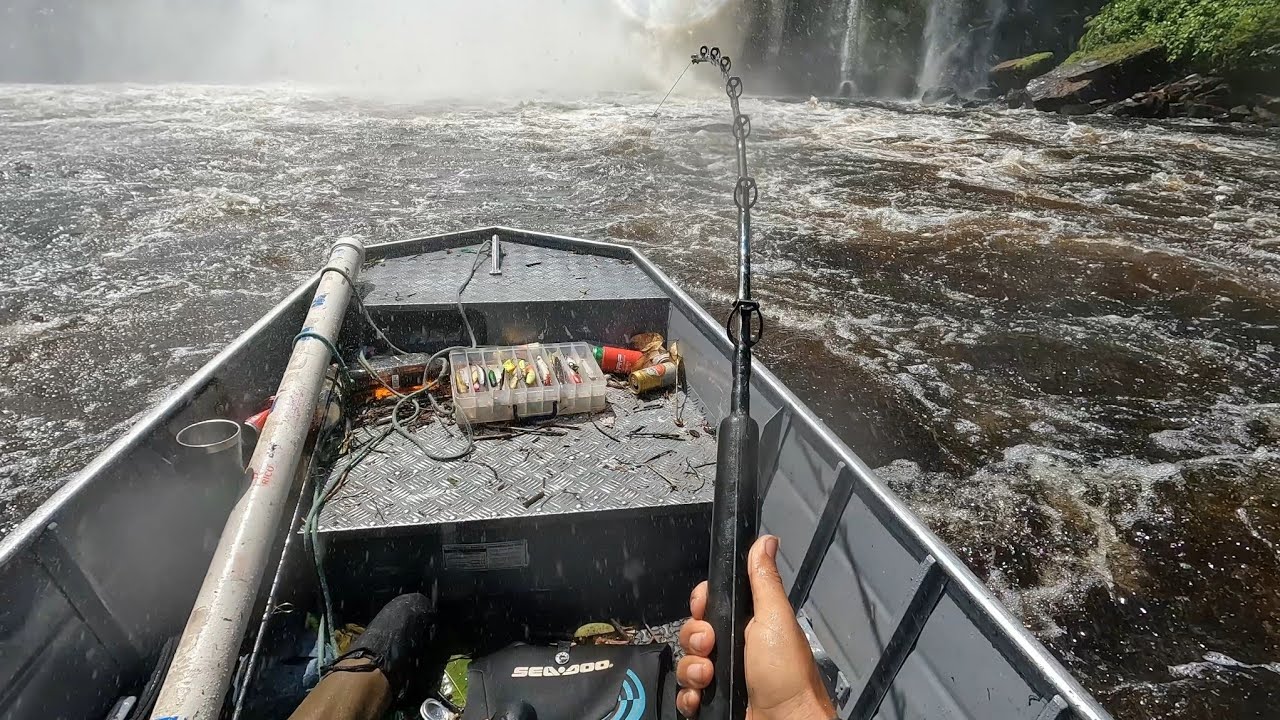 VOCE TERIA CORAGEM DE PESCAR NESSE LUGAR ? PESCARIA DE PEIXES GIGANTE NA CACHOEIRA !