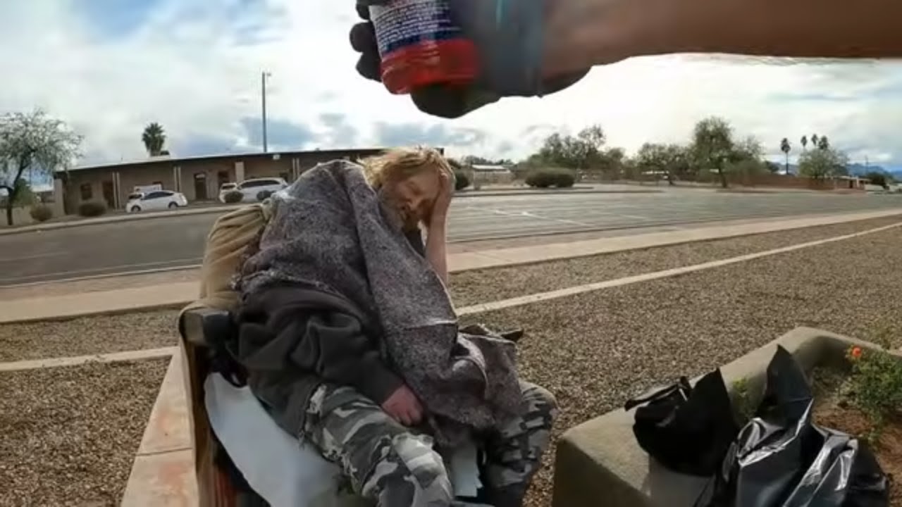 Бездомный парень, у которого плохая жизнь... Очень грустно