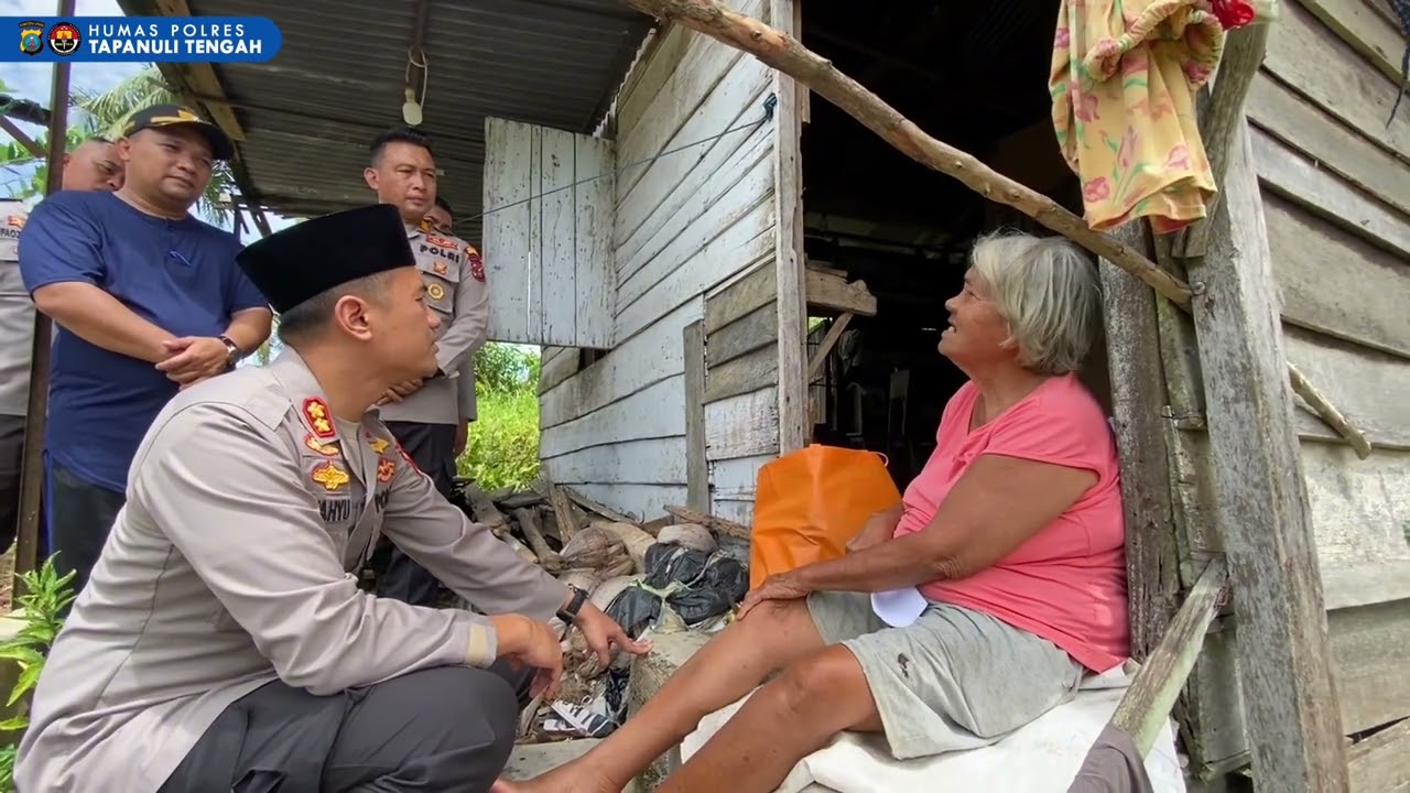 Kapolres Tapteng Sambangi Nenek Tua Sebatang Kara, Berikan Bantuan Sosial