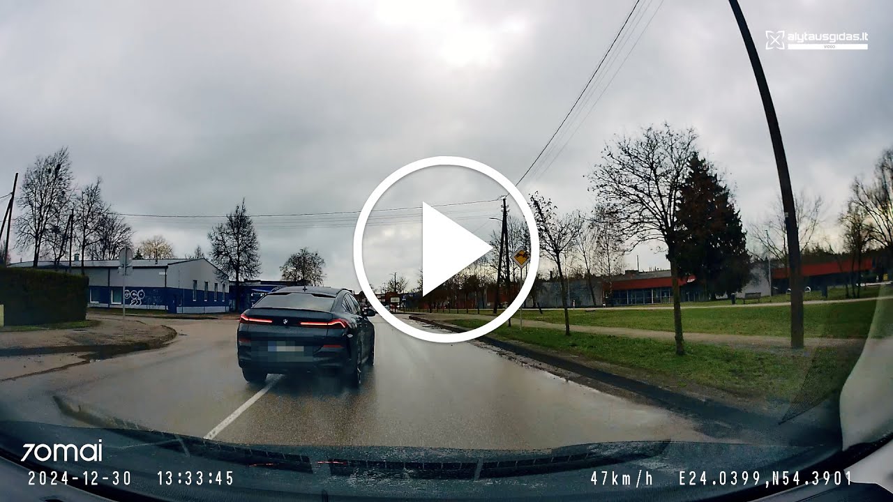 Vaizdo registratoriumi užfiksuoti BMW vairuotojo manevrai, kuriuos pakomentavo Alytaus policija