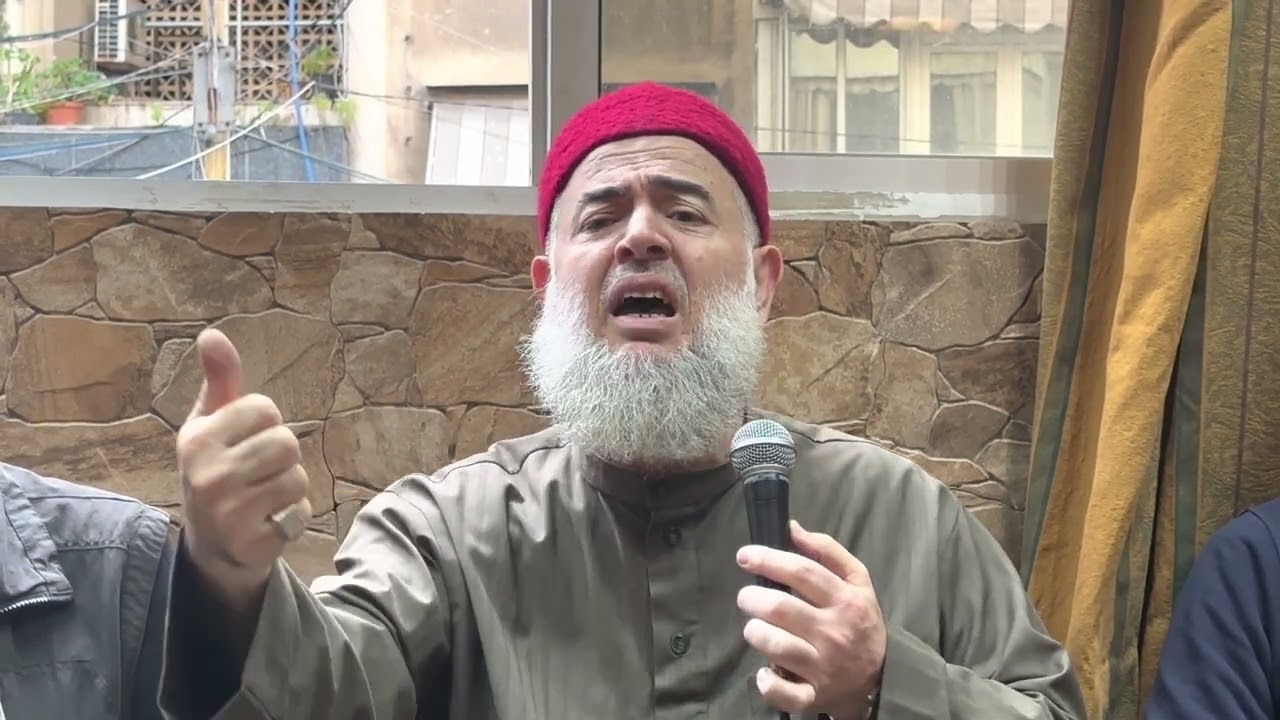 الذي يخافُ الله والقبرَ والآخرةَ، يَمنعُ عنِ الناسِ ما يَضُرُّهُم ولا يَشتغلُ بإشاعةِ الأكاذيبِ .