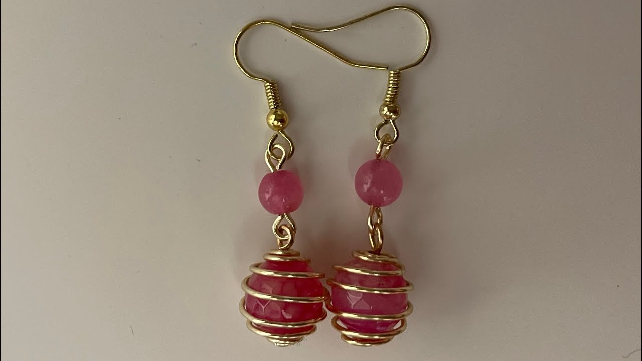 Aretes con alambre en forma de espiral.