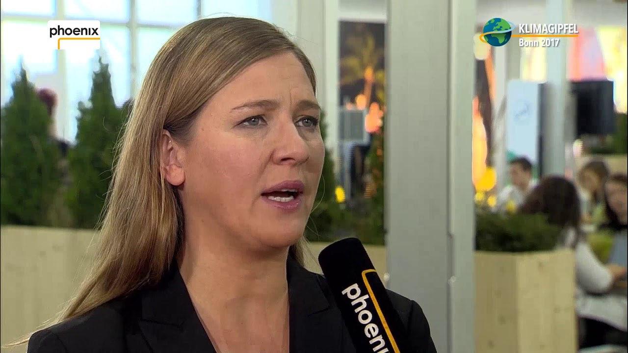 phoenix-Moderator Thomas Bade spricht mit Sabine Minniniger
