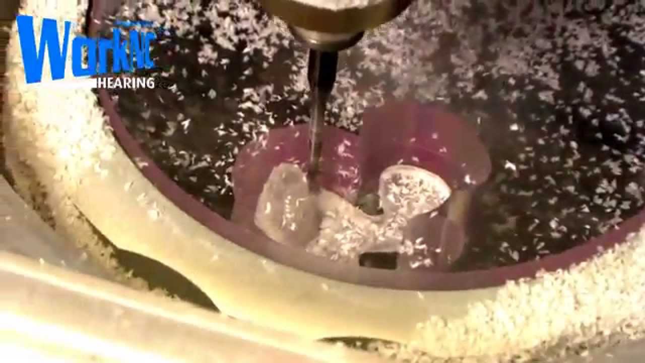 Usinage 3d d'embout auditif sur mesure sur bloc PLEXIGLASS