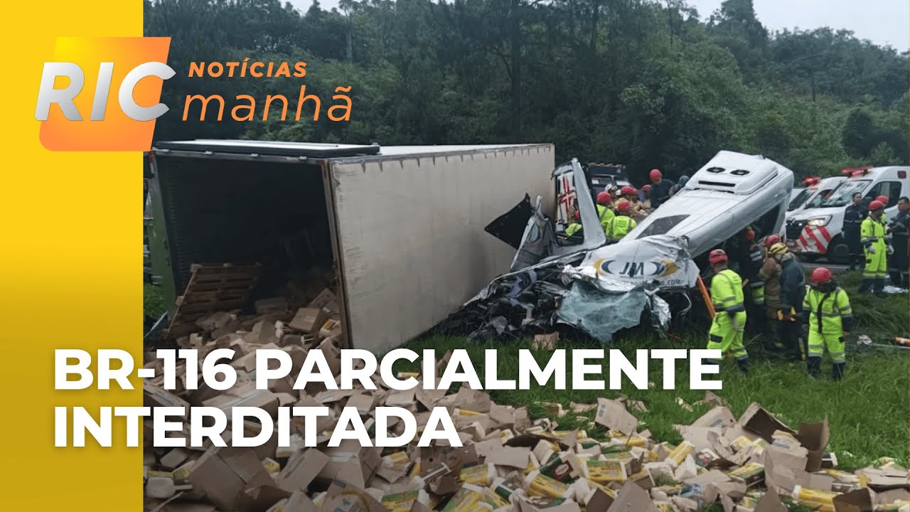 BR-116 parcialmente interditada nesta manhã; acidente com van e carreta deixou seis pessoas mortas