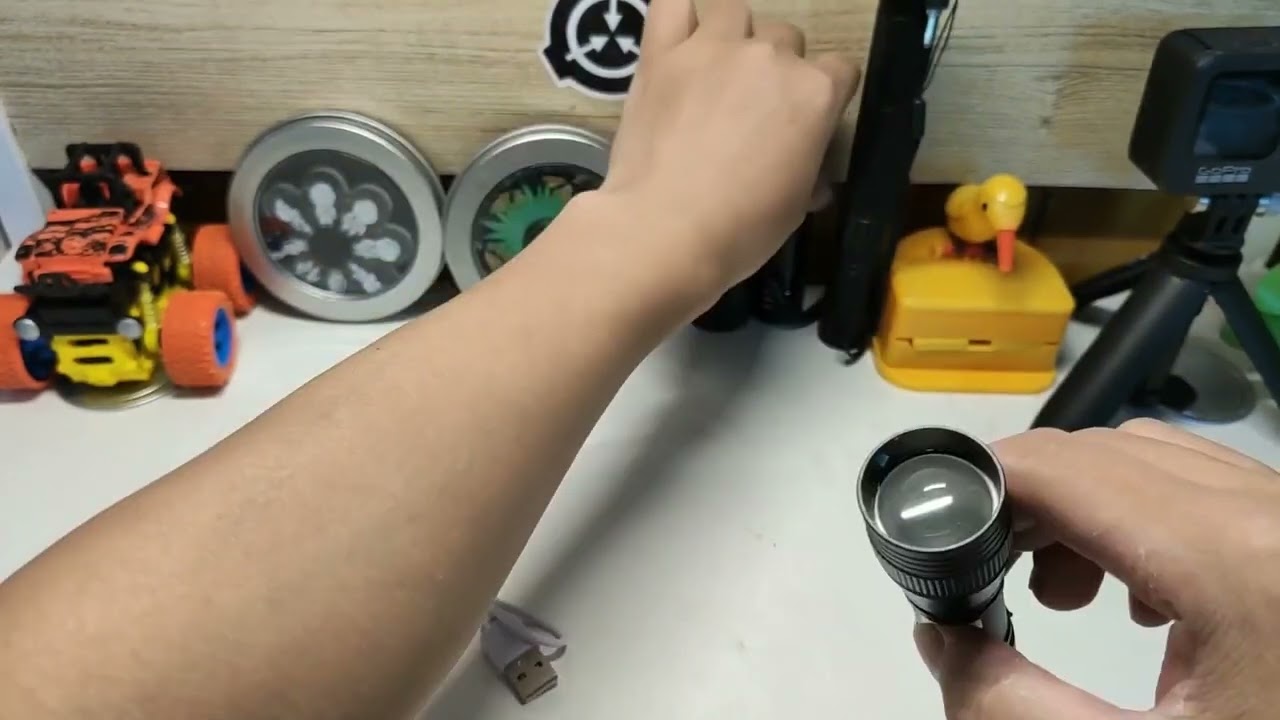 买了个可以防身的&ldquo;强光&rdquo;手电筒！只有手指大，却暗藏四种玄机！#挑戰 #搞笑