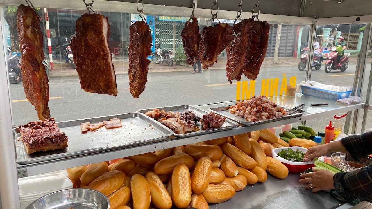 Xe bánh mì heo quay tự quay đông nghẹt khách, bán 200 ổ bánh mì trong vài tiếng buổi sáng