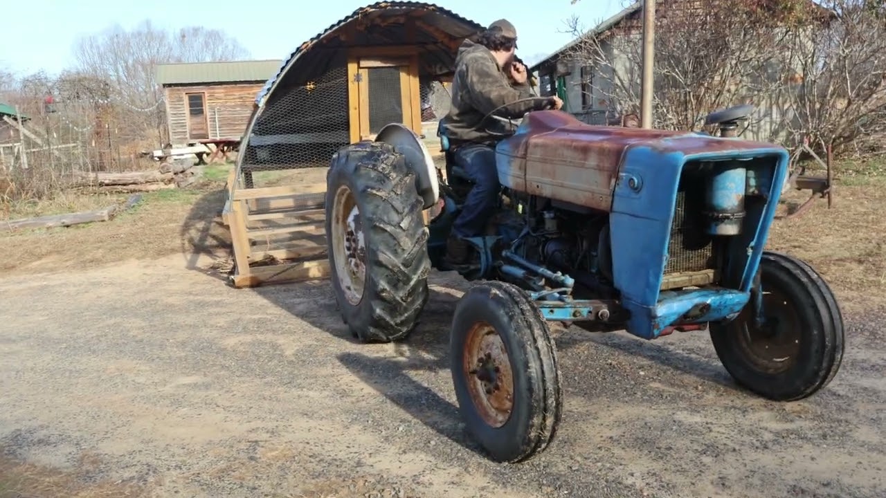 Новый трактор для перевозки кур с удвоенным количеством навоза.
