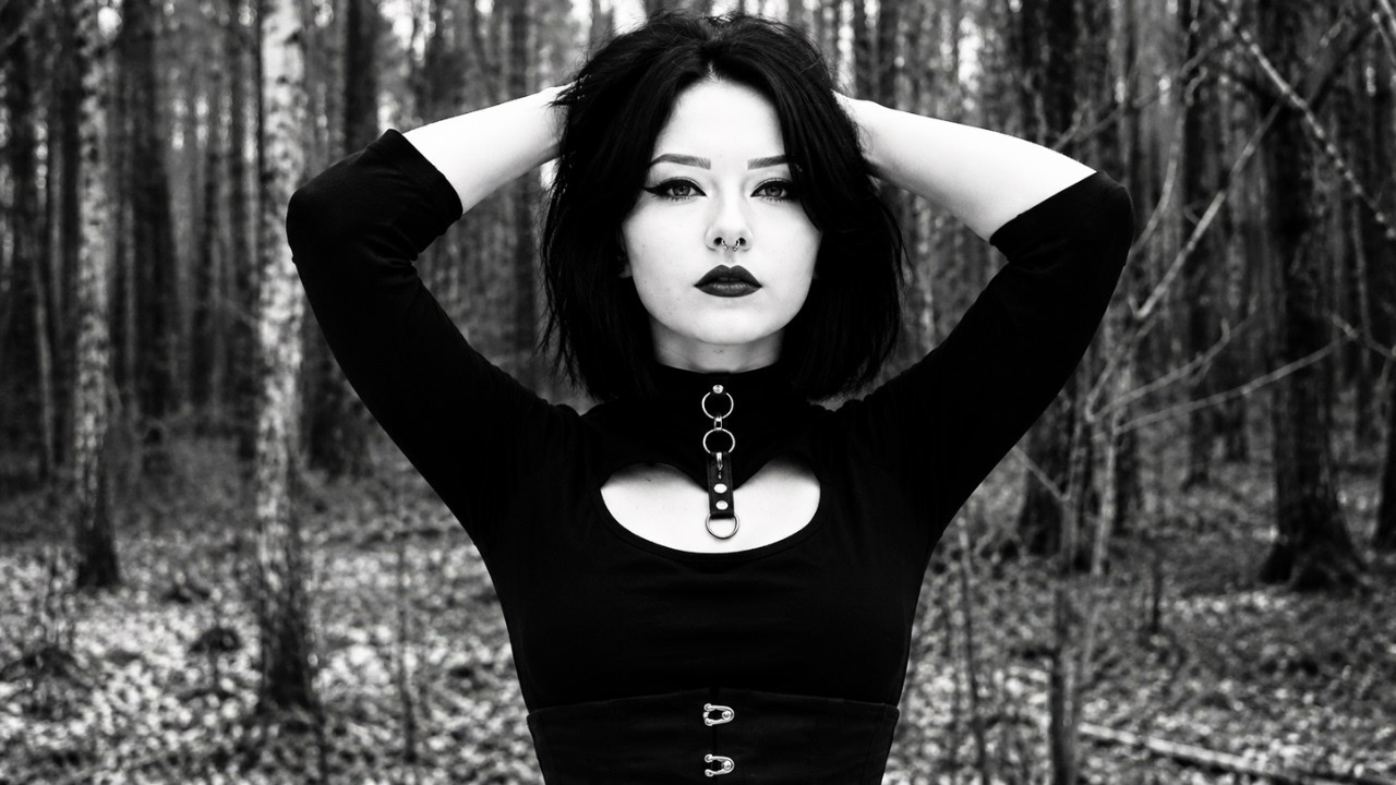 Anne Bloom - Don't Touch My Demons // Darkwave