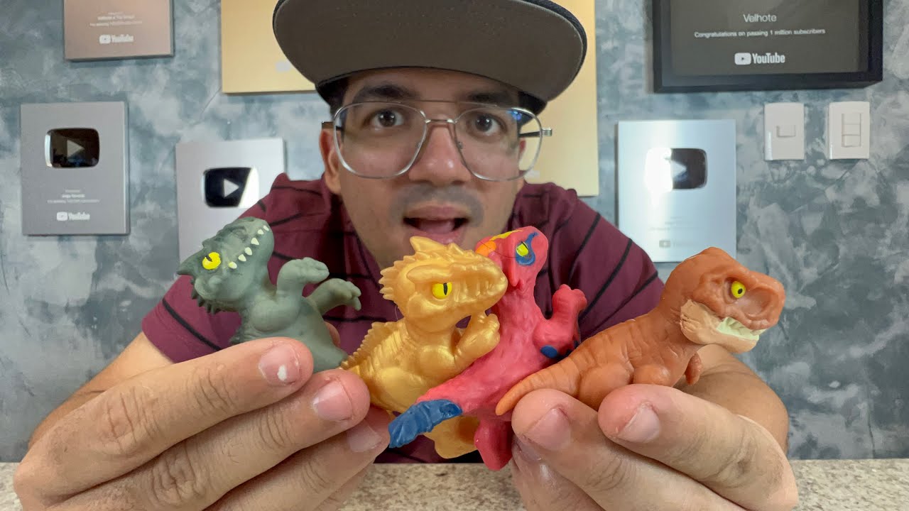 TESTANDO DINOSSAUROS SUPER PEGAJOSOS DO JURASSIC WORLD!