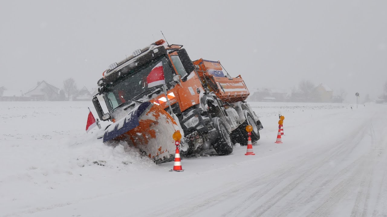 Winter 2021 Dächer vom Lkw-Auflieger  von Schnee befreien - Bad Oeynhausen