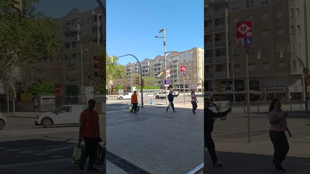 Saliendo de una estación de metro una de las más profundas del metro de Barcelona,