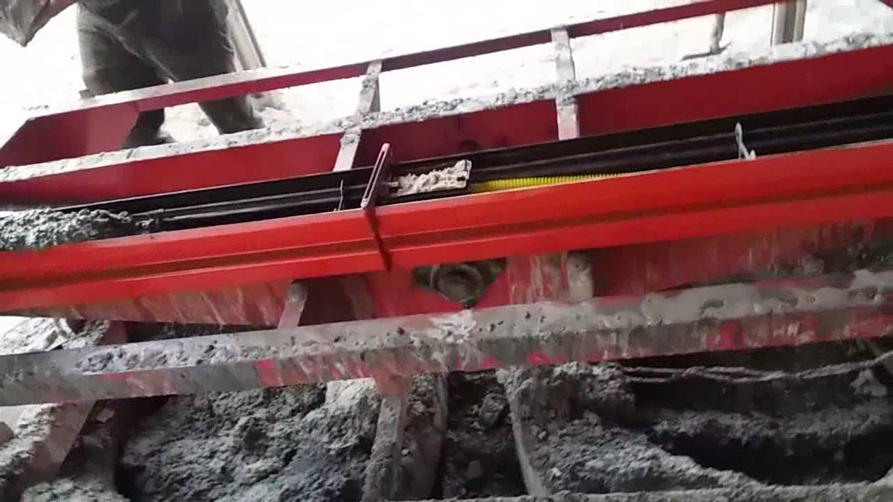 demostração de como concretar um  pilar com caixa de energia para casa pré moldada.