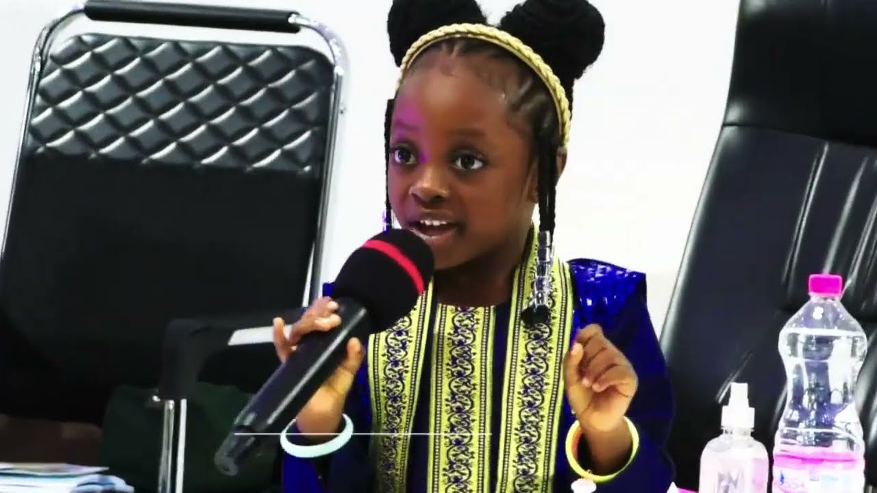 OH MON DIEU!!! 😟 A 4 ANS ELLE DIRIGE LA LOUANGE A L'EGLISE
