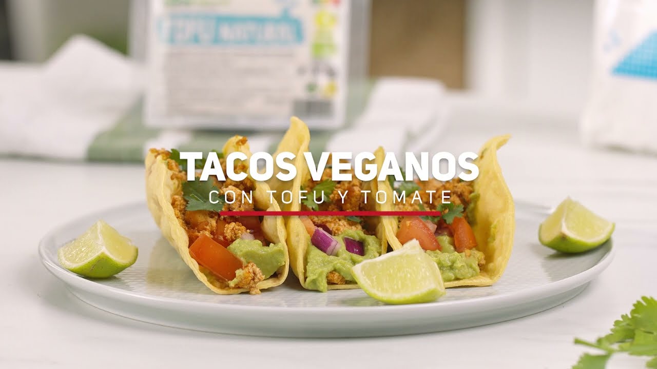 Tacos veganos con tofu y tomate