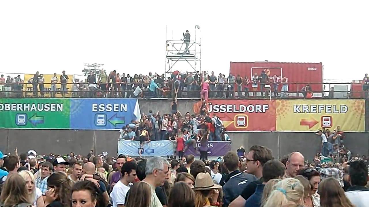 Loveparade 2010 Massenpanik, gefilmt von der Rampe, Beginn 16:55 - 17:03 Uhr