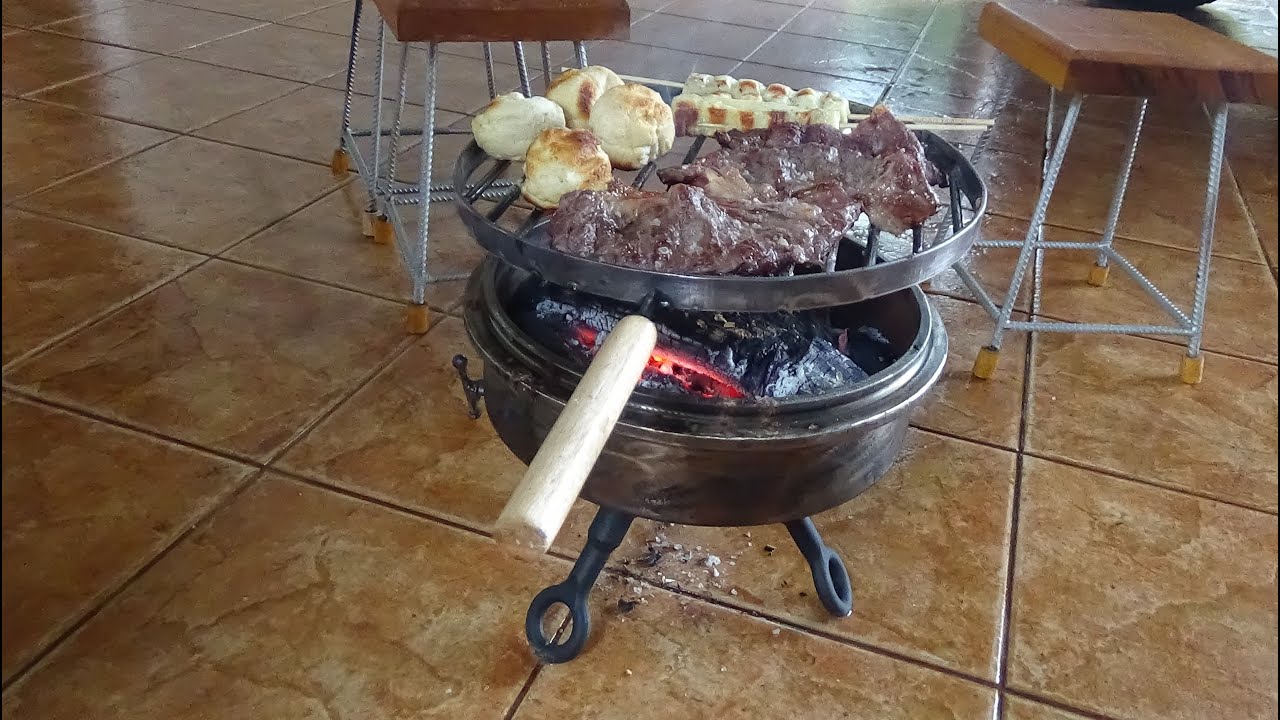 MINI CHURRASQUEIRA IDEAL PARA CAMPING, PESCA COMPACTA USA POUCO CARVÃO E CABE EM QUALQUER LUGAR