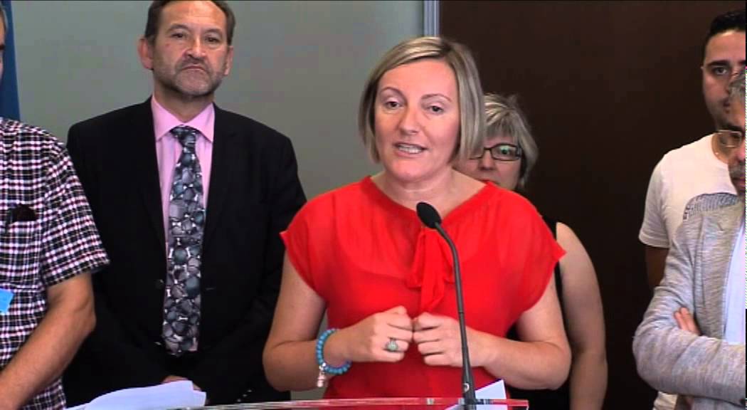La consellera Salvador firma con la Plataforma de Afectados un calendario de pagos