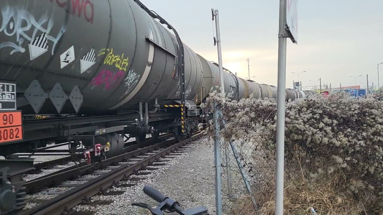 Kesselwagen fahren in die OMV Raffinerie ein