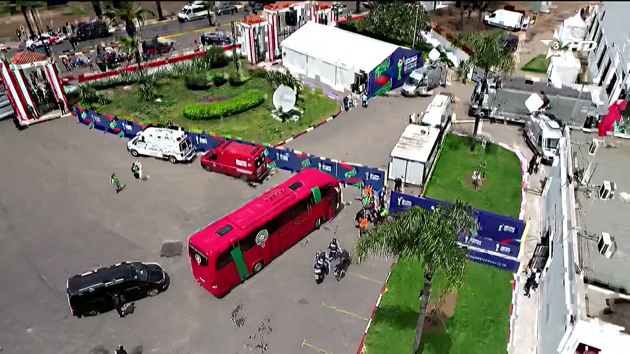 🎥| وصول حافلة المنتخب الوطني المغربي إلى ملعب البشير قبل ضربة بداية المغرب - مالي