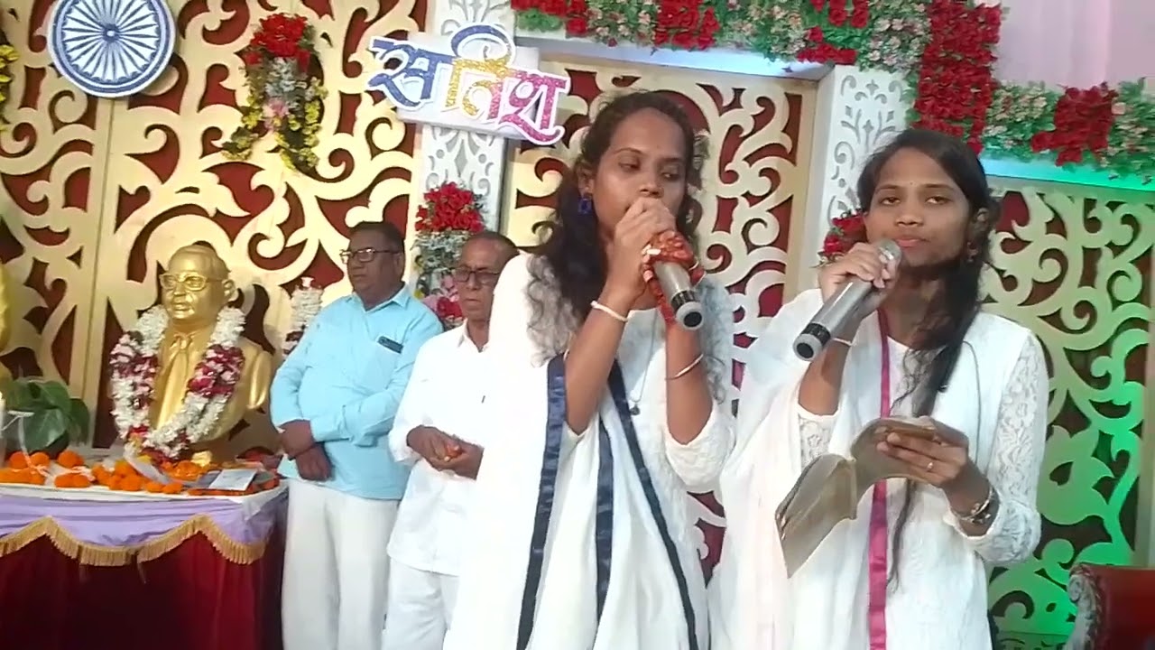 सुभम मंगल कार्यालय नांदेड येथे मंगल परीनय लावतांना आचल मोरे अमृता मोरे भगवान वाघमारे भिमराव वाघमारे