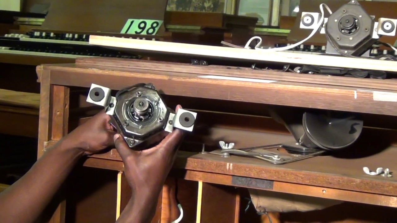 How to exchange an upper Leslie motor
