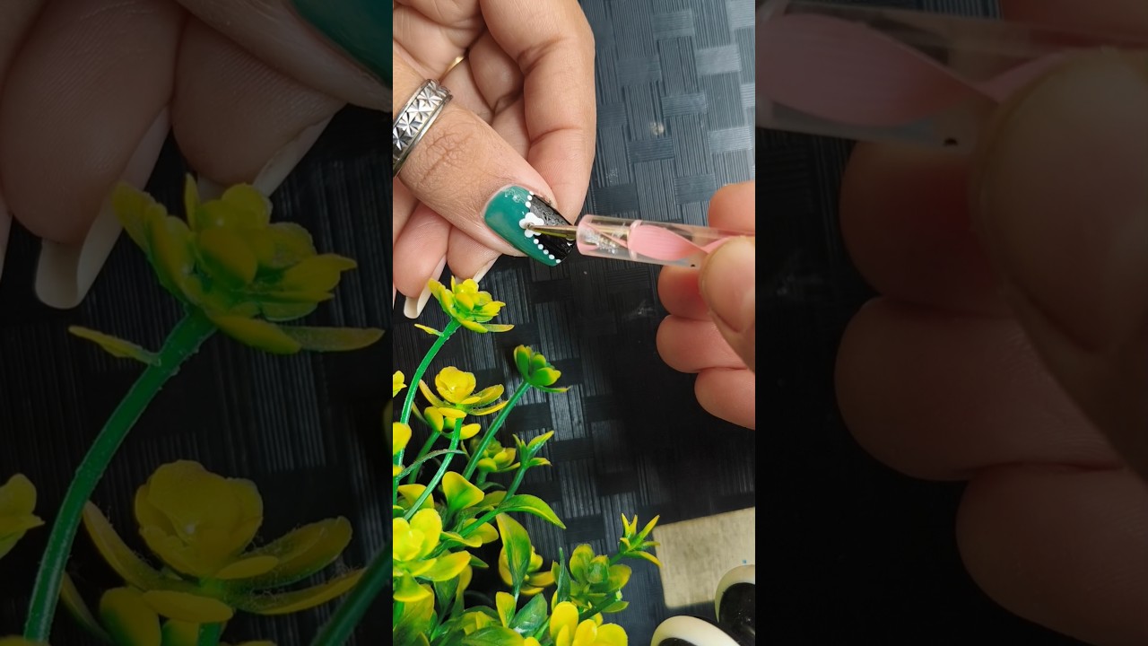 Cute dotticure floral nail design 🌼💅