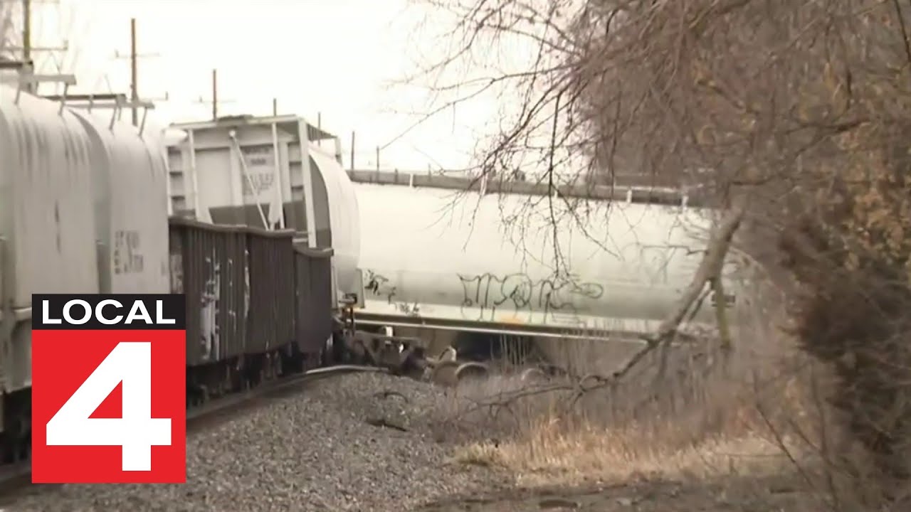 Officials investigate derailed train in Van Buren Township