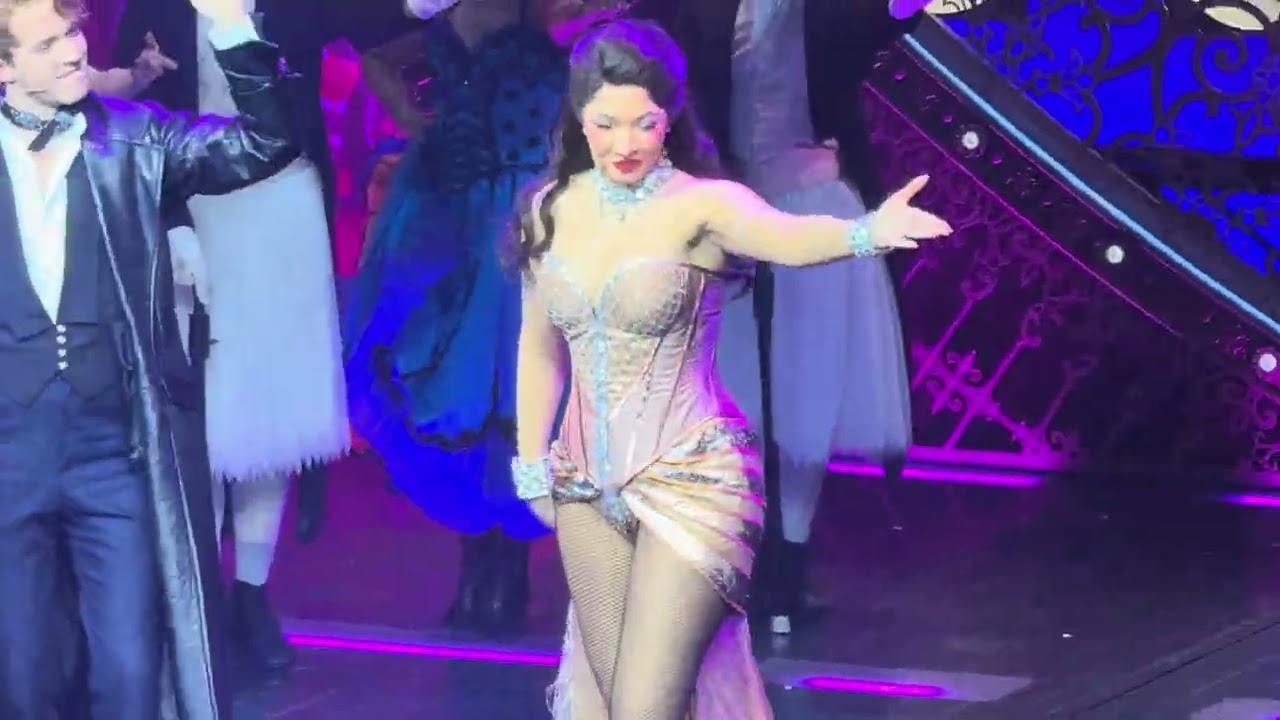 Première April Darby in Moulin Rouge